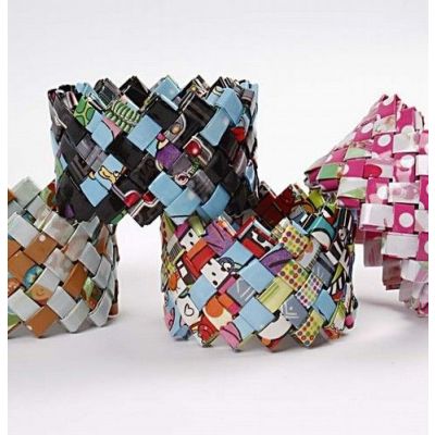 Ein geflochtenes Armband aus Geschenkpapier