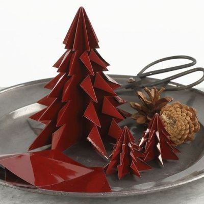 Ein Weihnachtsbaum aus glänzendem Origami Papier