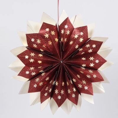 Ein Stern aus Glitzerpapier-Tüten
