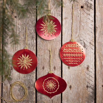 Weihnachtskugel aus gelochtem Stanzkarton